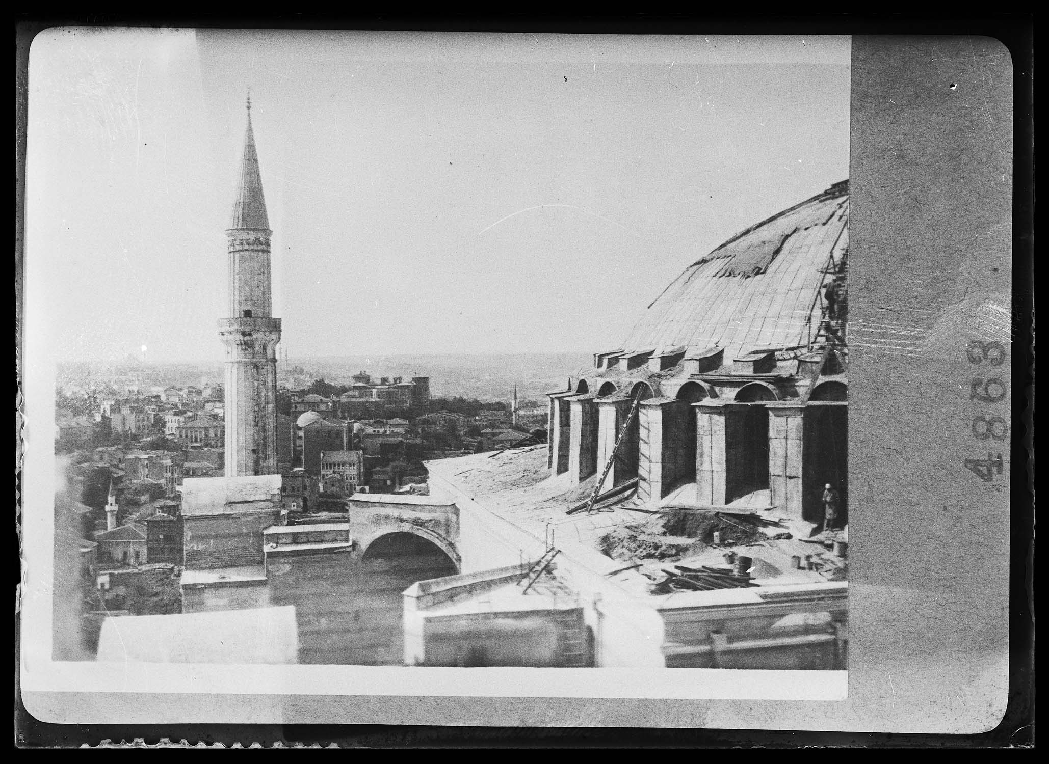 Coupole en restauration, avec vue sur un des quatre minarets